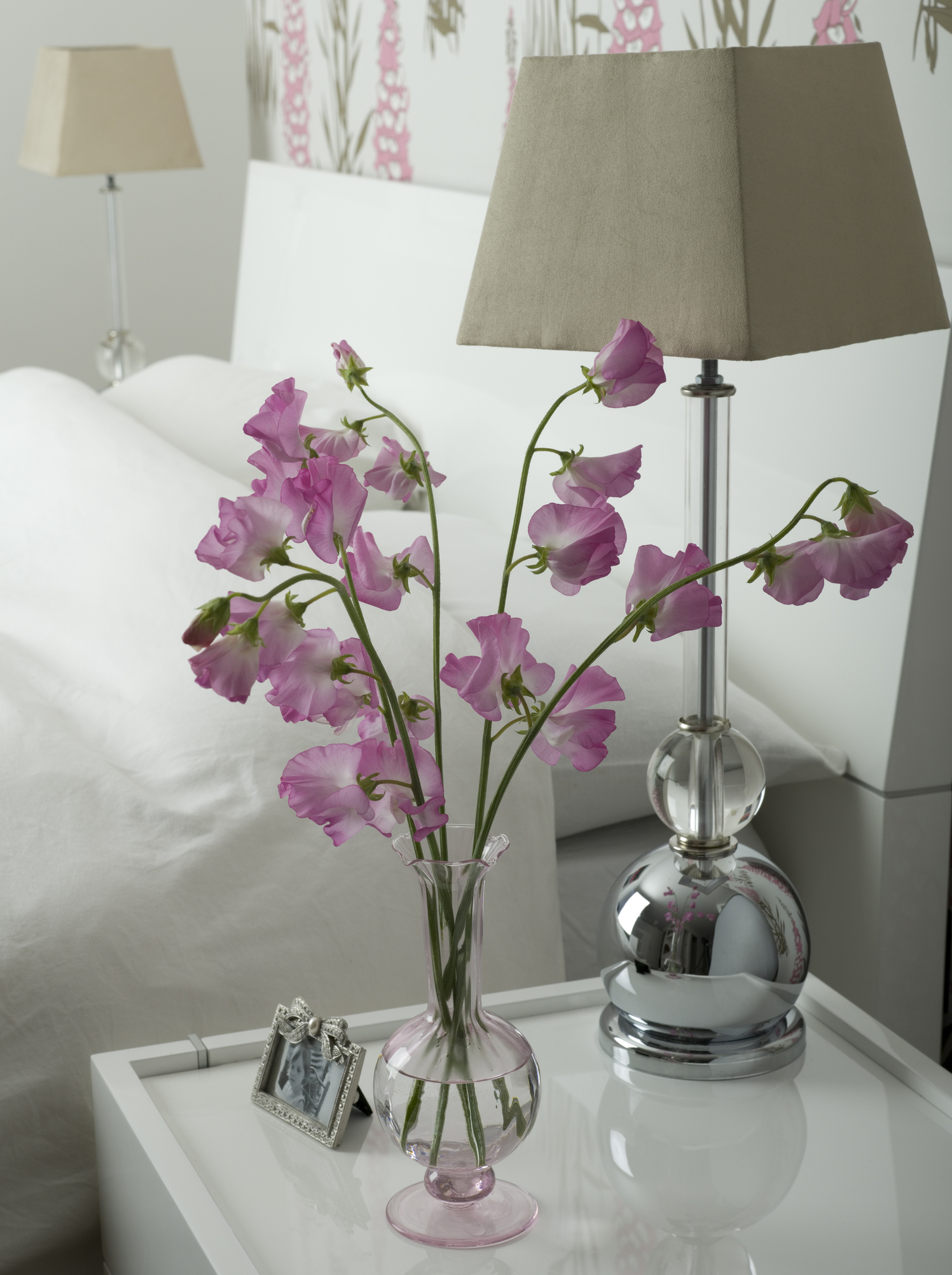 Everybody is loving this hanging bedside table Pinterest trend