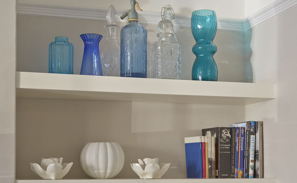 blue-living-room-shelving