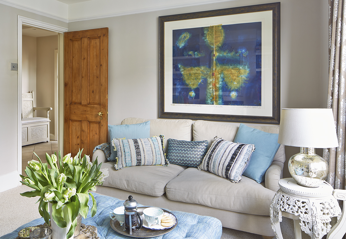 blue-living-room-artwork